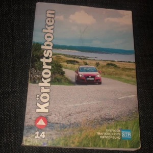 Körkortsbok - Bra skick, tryckt 2008, riskutbildning 2 finns inte i den här boken som i dem andra två jag säljer
