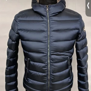 Colmar jacka - Säljer denna colmar jacka som inte kommit till användning. Liten slitning på kedjan men går fortfarande att öppna och stänga så det är endast något som bara syns lite, därav billigt pris. Storlek 46