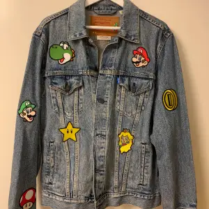 Jeansjacka med Super Mario motiv från Levi’s x Super Mario kollektion från 2020.  Använd MAX 10 gånger.