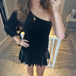 Revolve klänning - Säljer min super snygga one shoulder  revolve klänning med volang köpt för 3200kr säljer för 2800kr. Aldrig använd super snygg❤️