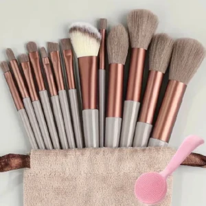 13 st sminkborste  - Köp 13 st sminkborste med påse och en skonsam .bara för 50 kr  Helt nya och väldigt fina sminkborste .   Har flera av samma denna produkten om man vill köpa mer än 1 av samma denna produkten 🙂.  