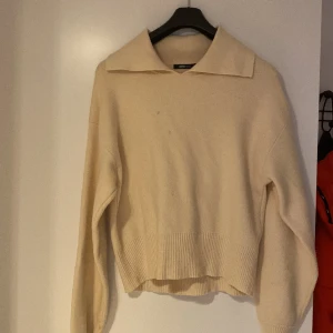 Stickad tröja  - En stickad tröja med en fin krage som lägger sig på axlarna. Väldigt väldigt fint, mjukt och skönt material. Den har två fläckar som jag inte lyckats få bort därför säljer jag billigare. 