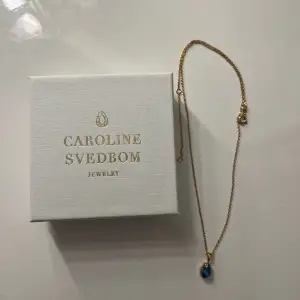 Blått Caroline svedbom halsband med guldkedja. Knappt använt och köpt för 800  kr. 