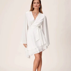 Studenklänning - Intressekoll, bara användts en gång! Fortfarande fint skick, storleken är L men är lite mer som en M skulle jag säga 