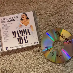 Två st cd-skivor. Mamma Mia musikalens soundtrack och ett inspelat album av ”Röyksopp”. Den senare var instoppas i en annan cd-skiva som ja köpte på second hand, så därför finns ingen förpackning. 1 för 10kr och båda för 15kr