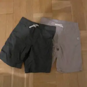 Ett par gröna och ett par beagea shorts. I storlek 158/164(12-14 år) Nästan oanvända 