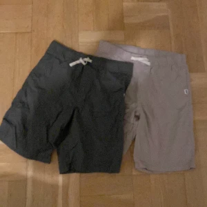Två stycken shorts  - Ett par gröna och ett par beagea shorts. I storlek 158/164(12-14 år) Nästan oanvända 