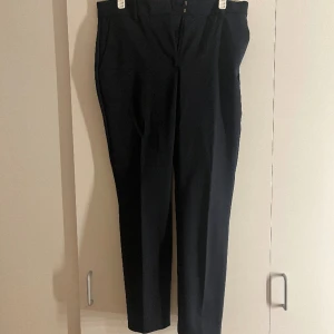 Kostymbyxor H&M - Mörkblåa kostymbyxor från H&M och är mycket god skick! Har inte använt många gånger! Storlek 42! Köparen står för frakten 📦📦