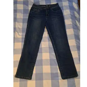 Jeans med lite mönster på bakfickorna. Storlek 36 