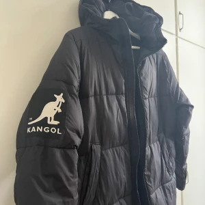 Kangol jacka - Den populära jackan från Kangol. Snygg och varm. Liten lagning på högra armen som knappt syns. 