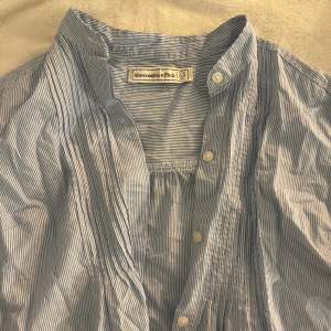 Super söt blårandig skjorta/blus med fina detaljer💕🌸från Abercrombie & Fitch🫶🏻