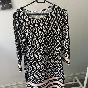 klänning🩷🖤🤍 - jag säljer denna flerfärgade klänningen från chiara forti milano🩷🖤🤍