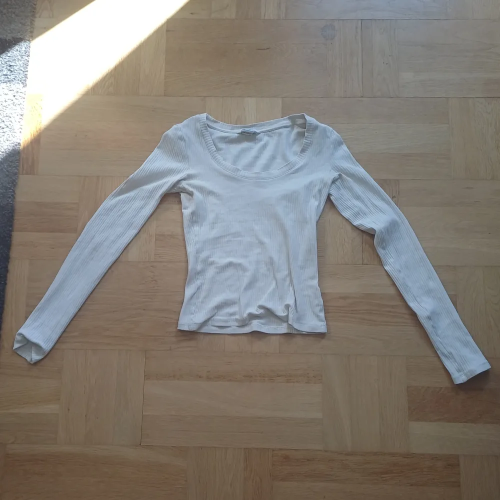 En ribbad ljusbegie/ vit långärmad tröja. Använd ett par gånger men är toppen att köpas. Storlek XS. Tröjor & Koftor.