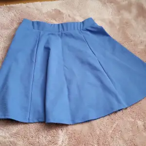 blå kjol, går till mitten av låret😇 sällan använd😇