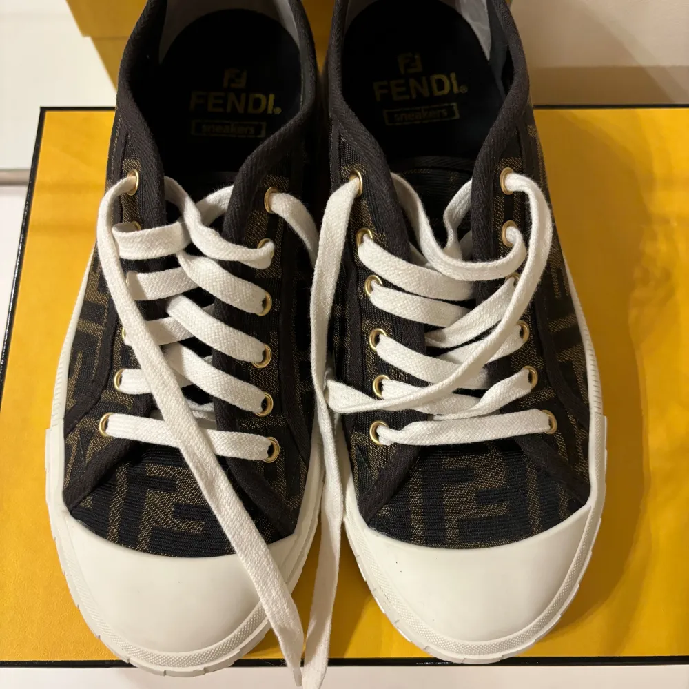Fendi skor i storlek 40 passar pefekt för st 39. Skorna är såklart äkta köpt för ca 7-8 tusen. Kommer med vita och bruna skosnören. Använda ett par gånger som nya inga skador. Skor.