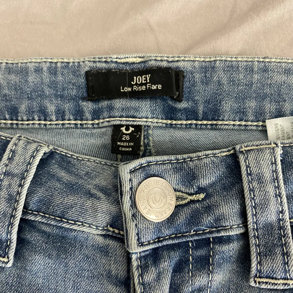 säljer mina True Religon jeans i modellen joey low rise flare || midjemått rakt över: 36cm | innerbenslängden: 83 cm || nypris: 1199kr || köpte dem i början på april men säljer nu pga av fel storlek, skriv vid frågor!!😊. Jeans & Byxor.