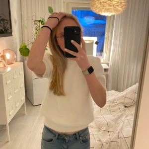 Tröja - Stickad tröja från SHEIN, säljer på grund av att jag fick fel storlek. Nypris kring 150kr, aldrig använd. Hålet var där när jag fick den men de syns knappt när han har på sig den.