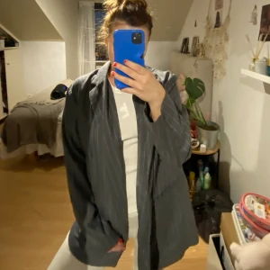 Kavaj - Randig grå kavaj från H&M! 