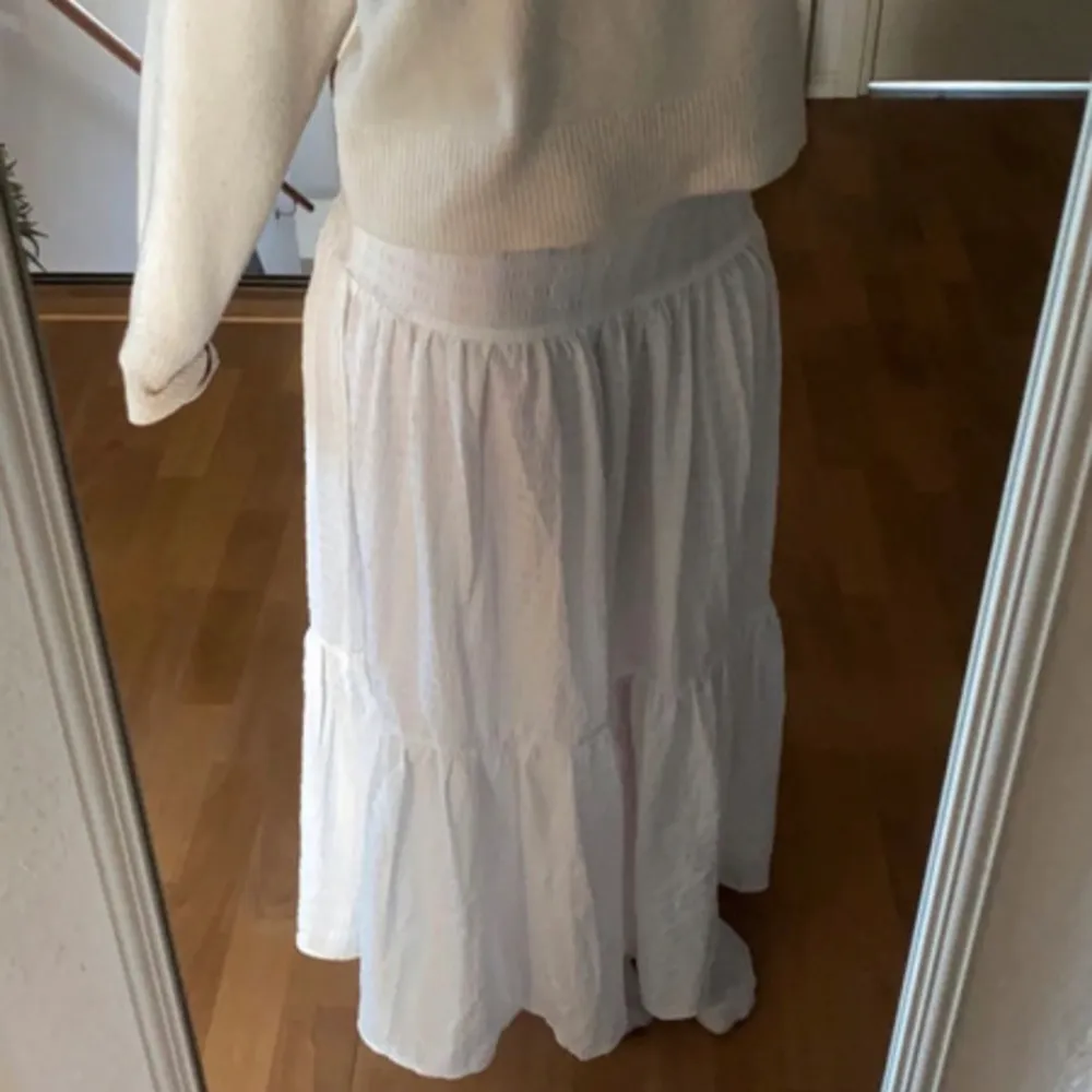 En vit lång kjol till sommaren. Från Boohoo. Har aldrig använts. Den är i storlek Xs men passar S och M lika bra. Jag har S/M vanligtvis och den sitter bra på mig. . Kjolar.