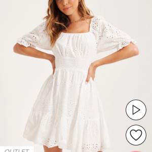 Säljer en vit klänning i storlek 34 från Nelly.