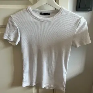 Basic t shirt från Zara storlek S knappt använd 