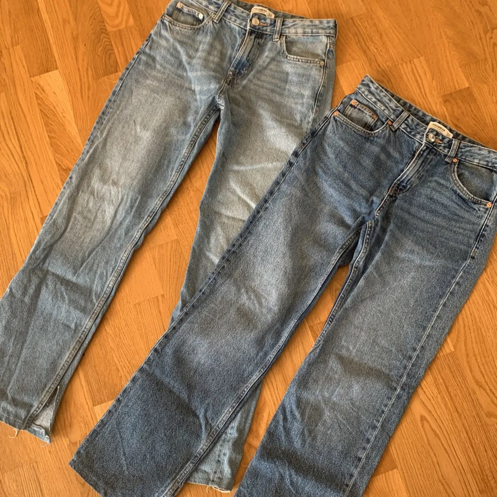Raka jeans med medelhög midja från Pull and Bear i ljusblå o lite mörkare blå💙💙i nyskick!! Köp båda för 500. Jeans & Byxor.