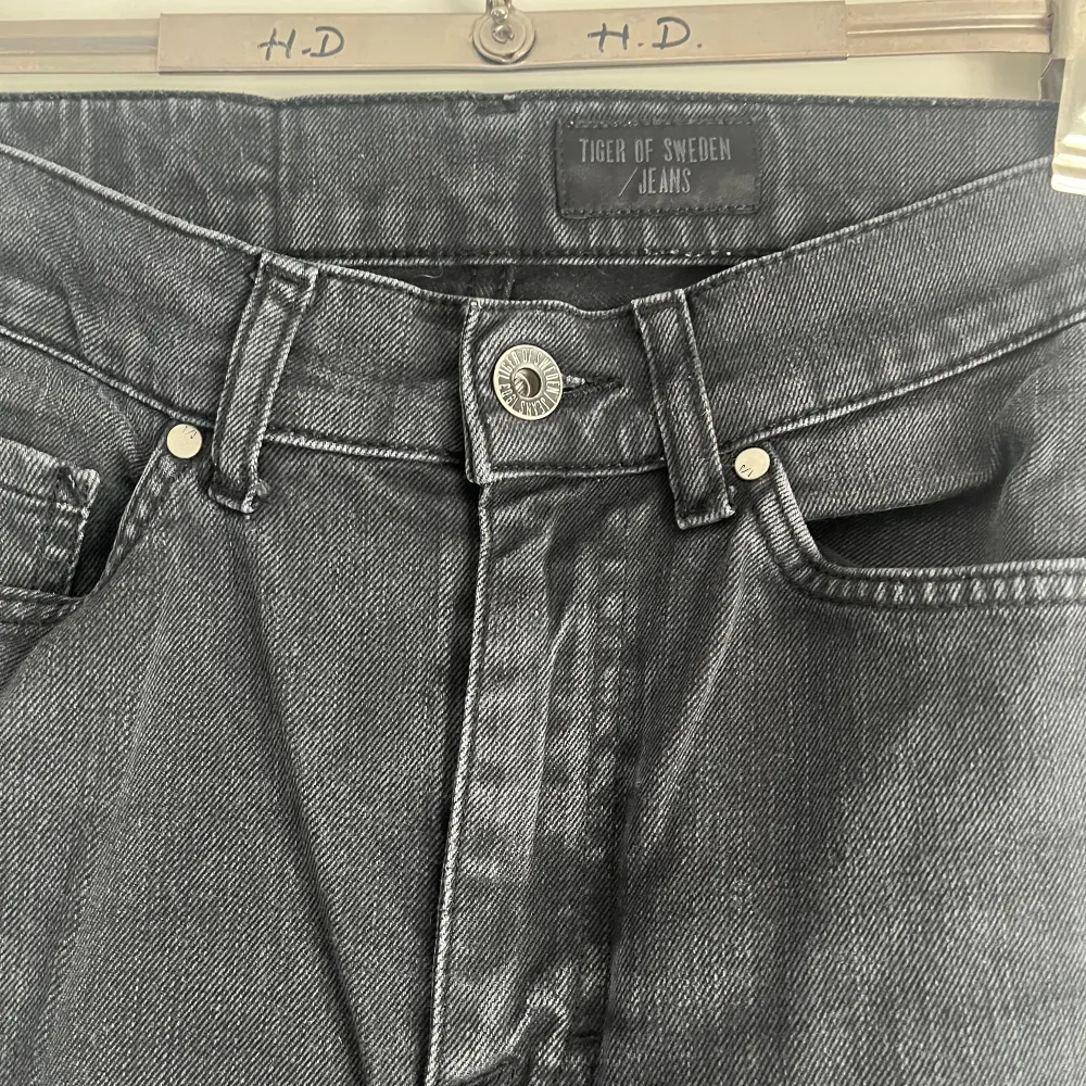 Gråa bootcut jeans med vida ben från Tiger 27/32. Jeans & Byxor.