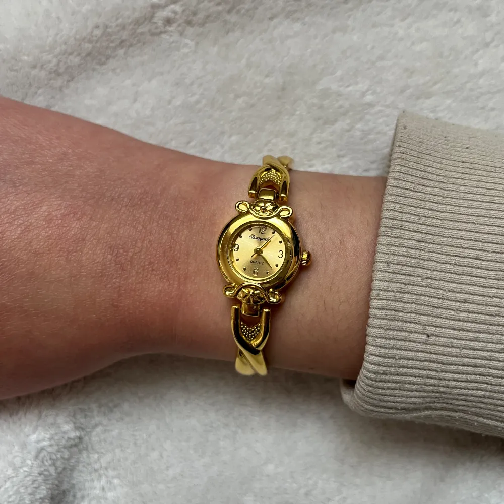 Så himla fin guldfärgad klocka, köpt second hand så vet inte vart den är ifrån, klockan fungerar bra, hela klockan är ca 16 cm i längden 🤍. Accessoarer.