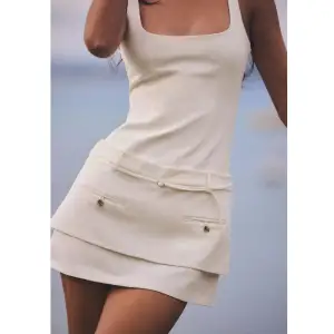 Slutsåld vit klänning från zara oavnvänd med prislapp kvar❤️ 