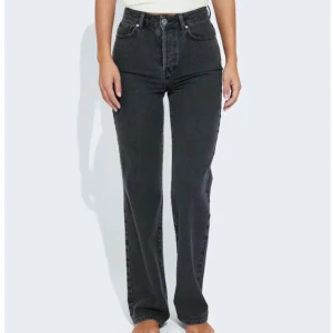 Wide jeans - Säljer dessa jeans som är köpta från bikbok, använt endast 2 gånger så de är i gott skick! Har dock klippt dom kortare då de va för långa för mig, så passar perfekt för någon som är 155 eller kortare!