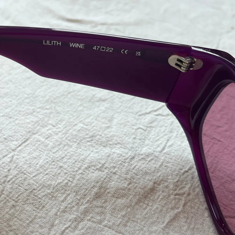 CHIMI Lilith sunglasses in colour “wine”. Perfect condition, hardly worn. Comes with soft pouch & hard CHIMI case in the limited wine colour . Övrigt.