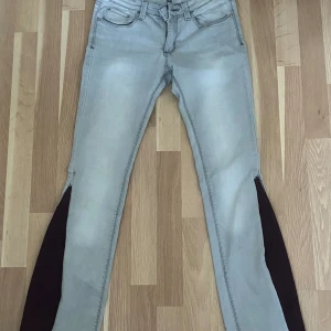 Lågmidjade bootcutjeans - Jag har själv sytt dem, bra skick! Jag är ungefär 170cm och de sitter på gränsen till lite för korta. De är ljusgrå och mörkröda, perfekta till våren och sommaren! Skriv om du har en fråga🤗🤗