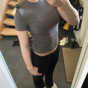 T shirt från bikbok - En fin Ribbstickad t-shirt från bikbok som passar perfekt till allt 🩵✨Aldrig använd