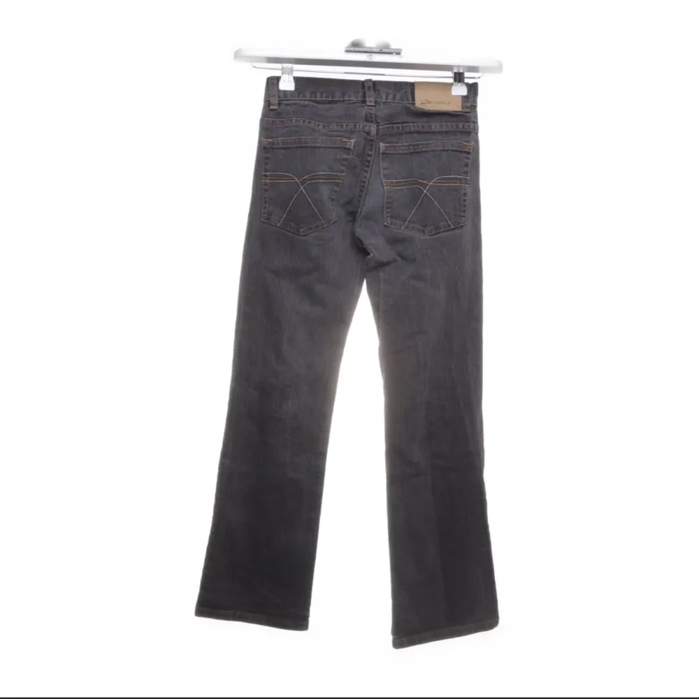 Super snygga lågmidjade bootcut jeans som tyvärr är för små på mig. Storleken på jeansen är 152 ✨🤍. Jeans & Byxor.