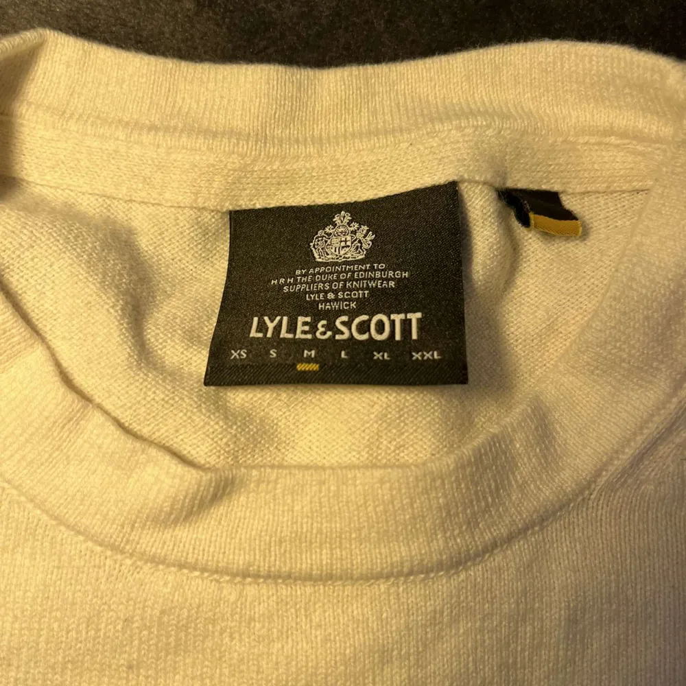 Säljer nu en långärmad Lyle & Scott i storlek M, tröjan är i nyskick och är knappt använd. . Tröjor & Koftor.