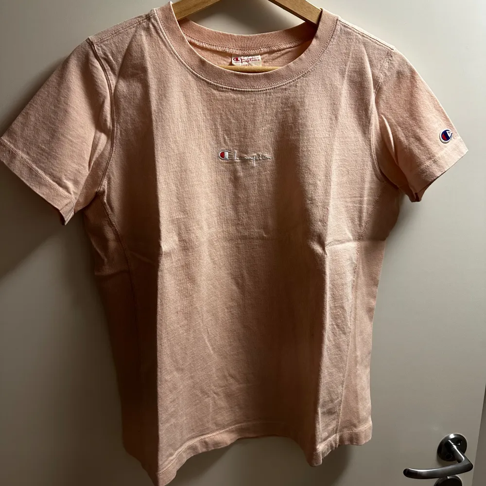 Champion tshirt, knappt använd. Storlek S. Beige/baby rosa. T-shirts.