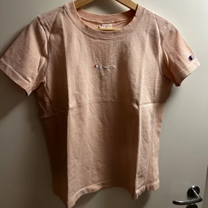 Champion tshirt - Champion tshirt, knappt använd. Storlek S. Beige/baby rosa