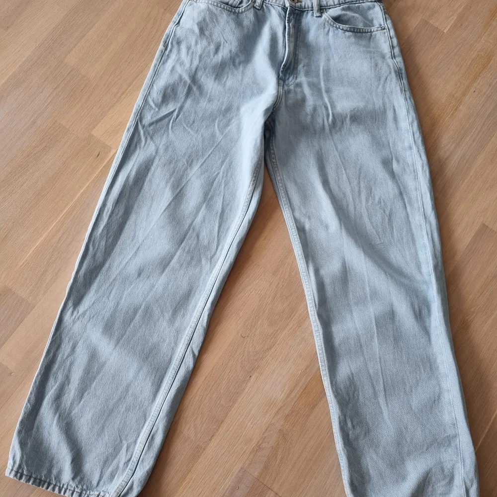 Snygga, ljusblå jeans från Vailent, köpta på Carlings. Modellen heter VD Baggy Lt. Blue. Fint skick.. Jeans & Byxor.