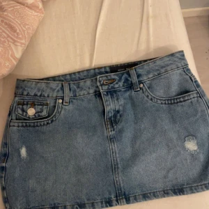 Lågmidjad jeans kjol - Kort i modellen men går nerdam för rumpan en bit  Från only