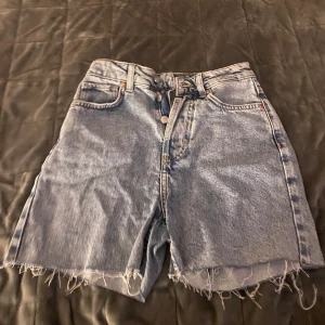 Jeansshorts  - Säljer dessa jätte fina jeansshortsen. Skriv privat för flera frågor💕💕