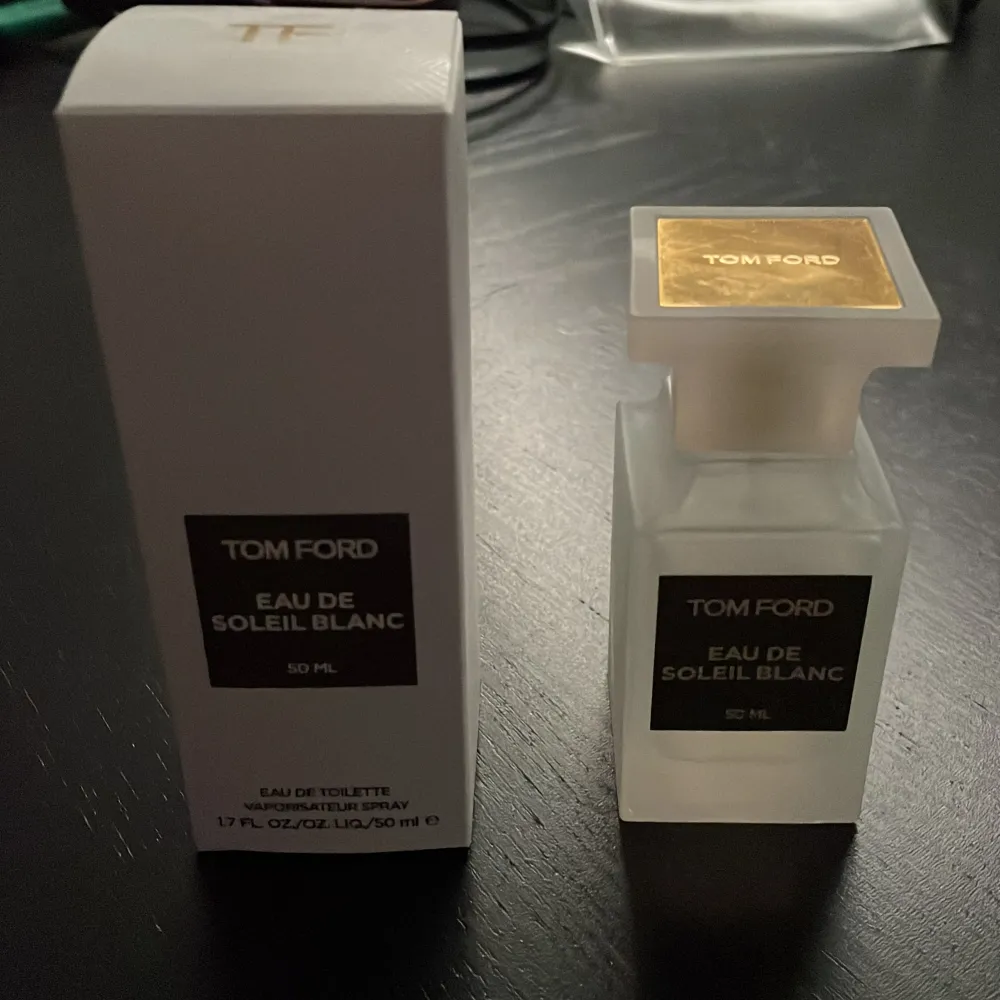 Säljer denna parfym för att jag använder den för lite. Flaskan är i bra skick, Inte jätteanvänd. Cirka 45 ml kvar. Fin sommar parfym. . Övrigt.