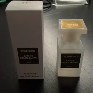 Säljer denna parfym för att jag använder den för lite. Flaskan är i bra skick, Inte jätteanvänd. Cirka 45 ml kvar. Fin sommar parfym. 