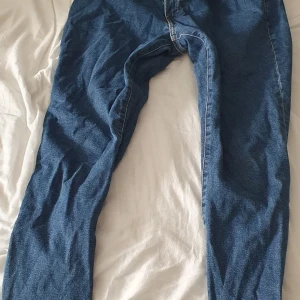 H/M jeans 32/32 regular fit - Storlek 32/32 Passform: Regular fit Färg: Mörkblå Jeansen är HEEELT oanvända, köptes och testades men passade ej och färgen va inte min favorit