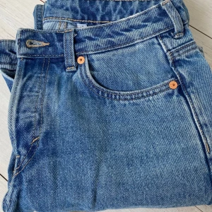 Weekday jeans  - Säljer ett par weekday jeans i väldigt bra skick. W 26,  L 32 Köpt för 590 säljer för 350kr ☺️