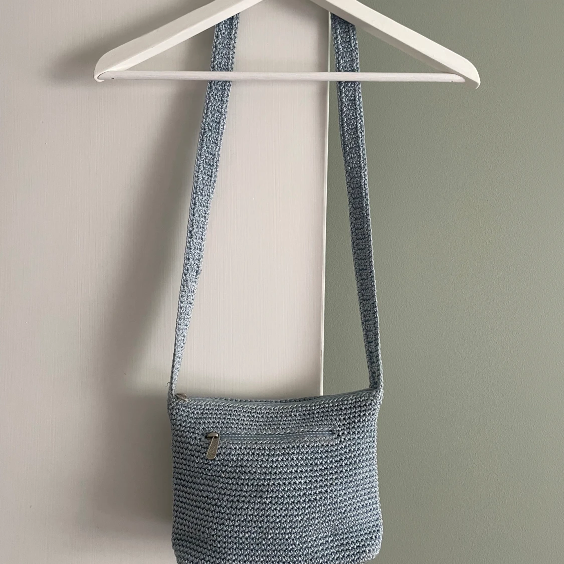 Ljusblå virkad väska från The Sak - 90