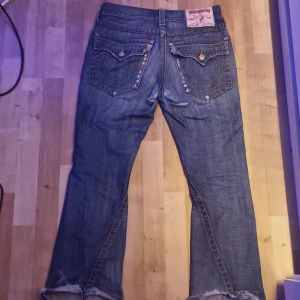 True Religion Jeans - True religion jeans! Köpta här på plick. Jeansen är lite sönder där nere på både sidorna och i rumpan.