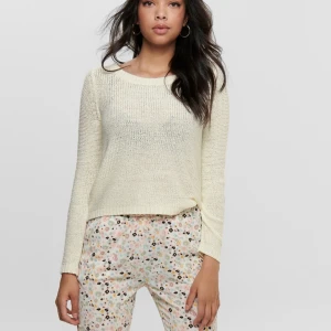 Stickad tröja - Vero Moda - Säljer denna stickade tröja då den inte kommer till användning!❤️ Använd fåtal gånger men är i gott skick. Kortare fram men lite längre baktil. *Allt Tvättas*