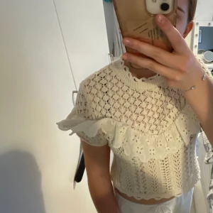 Zara volangtröja - En fin volang tröja från zara som inte säljs längre men var jättepopulär! Den är i fint skick! Den är ganska kort och därför så fungerar en större storlek. Perfekt till sommaren och våren!❤️