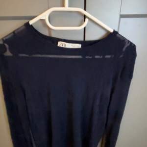 Zara tröja som är marinblå och skit snygg! Lite genomskinlig och storlek L men passar som M, sälja för 349, Aldrog använt 