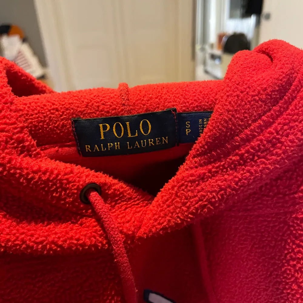 Säljer denna röda Ralph Lauren hoodie storlek S. Hör av er vid frågor och funderingar.. Hoodies.